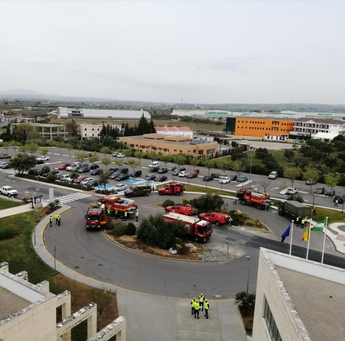 La UME actua en la desinfección de los cuatro hospitales de Málaga.