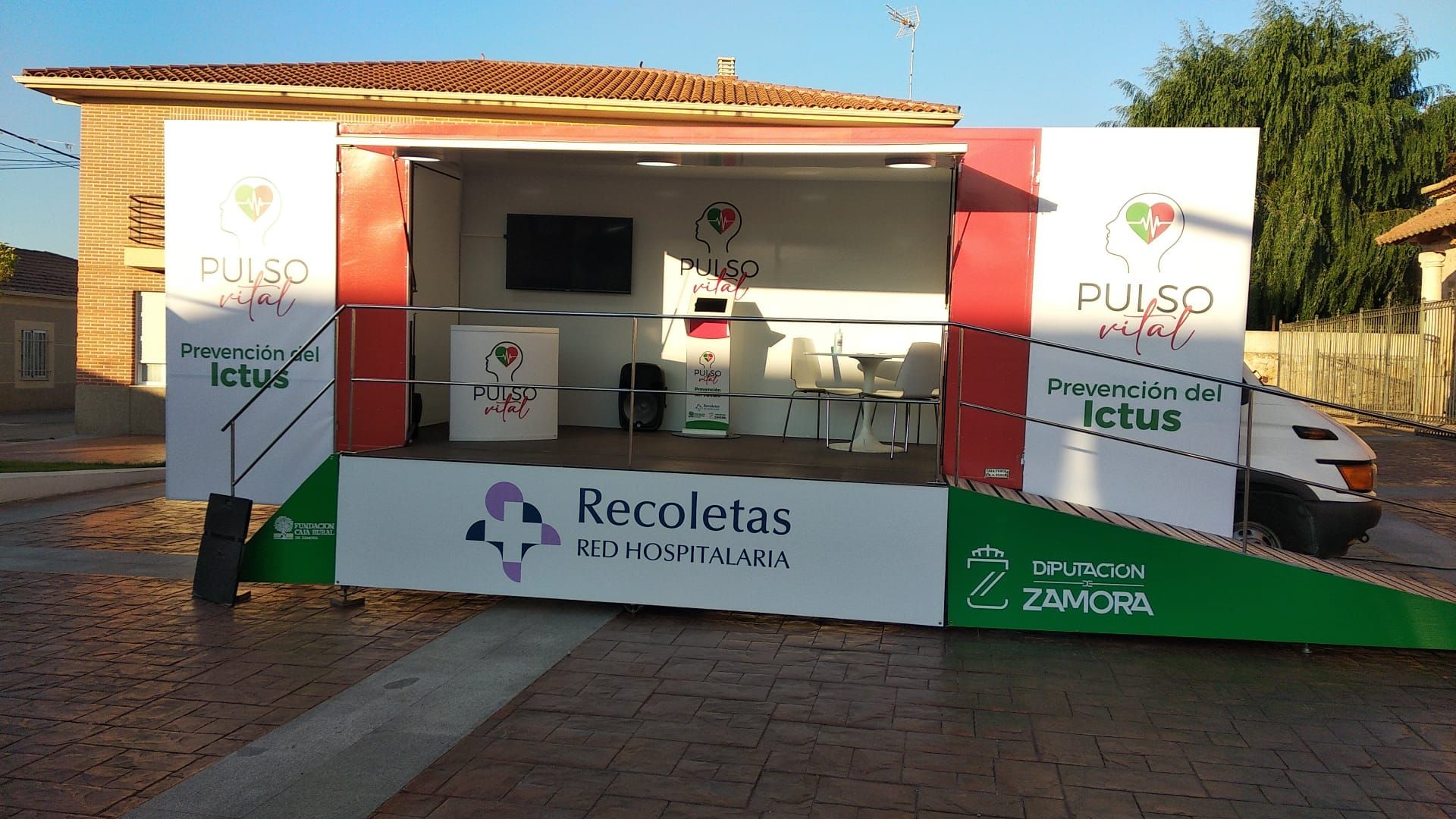 Vehículo instalado en la Plaza Mayor de Roales del Pan.