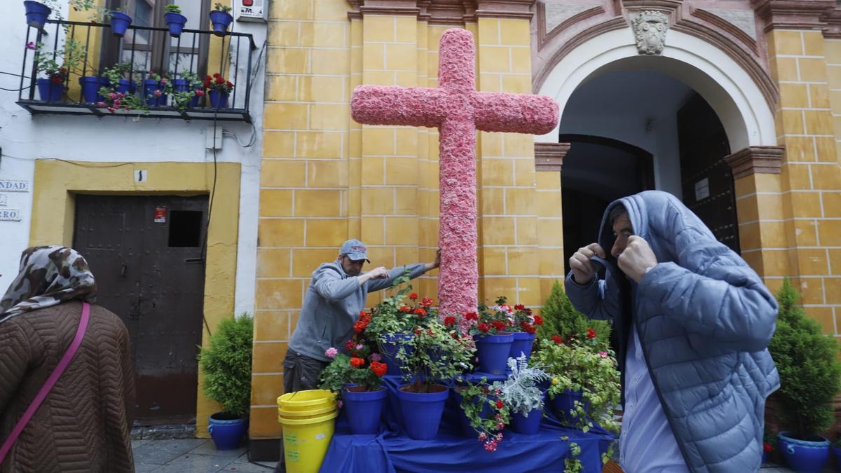 Una tormenta primaveral &quot;ha dado la bienvenida&quot; a las cruces de mayo esta tarde en Córdoba.
