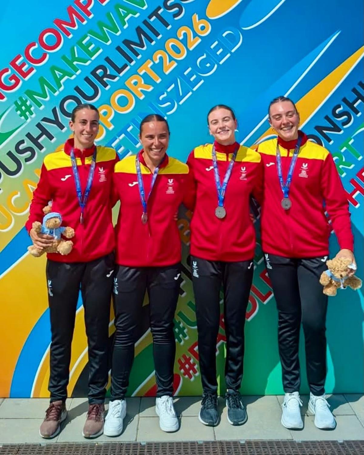 El K4 subcampeón, con María Paraja, primera por la izquierda, y Carla Corral, primera por la derecha.