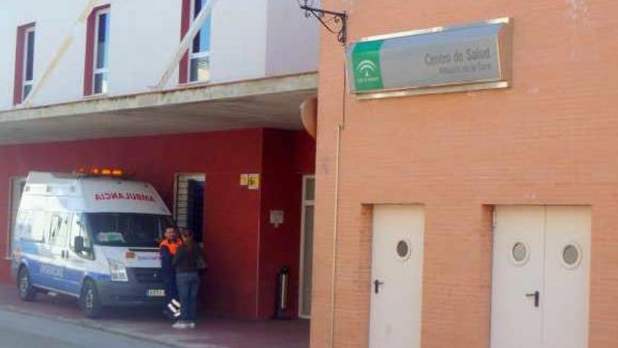 Ambulancia en el centro de salud de Alhaurín de la Torre.