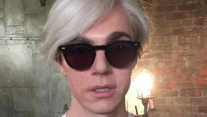 El actor Evan Peters, caracterizado como Andy Warhol en la serie ’American Horror Story: Cult’.