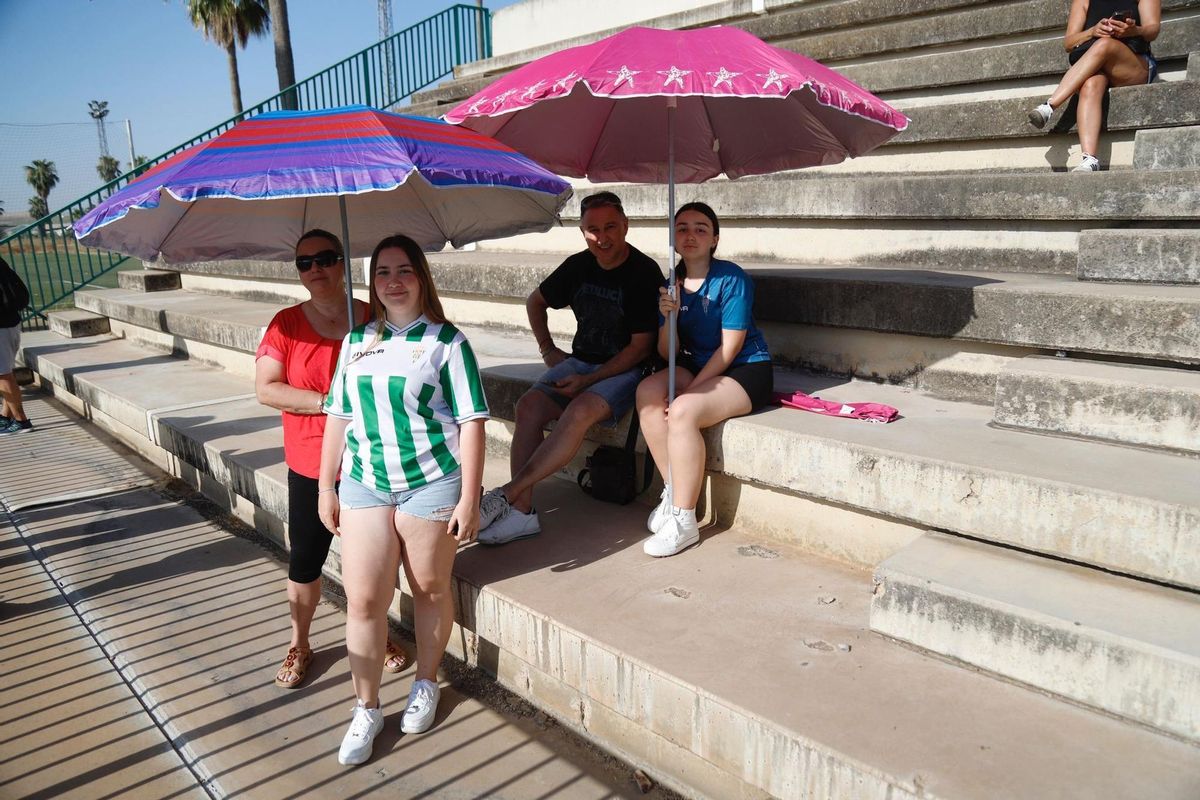 Algunos aficionados optaron por traer sombrillas de playa para luchar contra el calor.