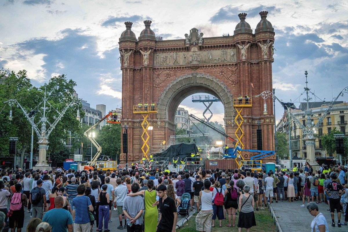Marc Salicrú desata un espectáculo caótico con más de 300 personas en el Arc de Triomf