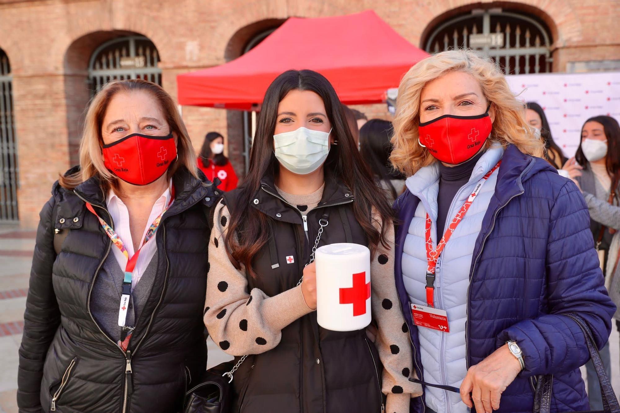 La fallera mayor 2022 y la corte participan en el Día de la Banderita