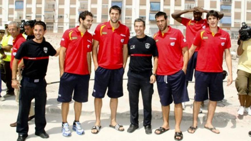 La selección de baloncesto, con los afectados por el terremoto de Lorca