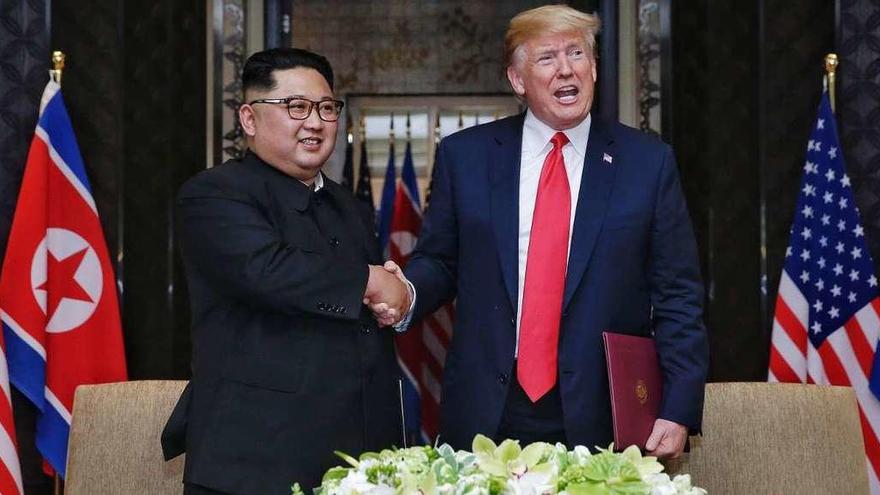 Apretón de manos entre Kim Jong-un y Donald Trump tras la firma de la declaración conjunta en la cumbre de Singapur. // Efe