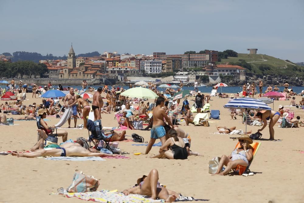 Cerrada la playa de San Lorenzo por completar su aforo de bañistas