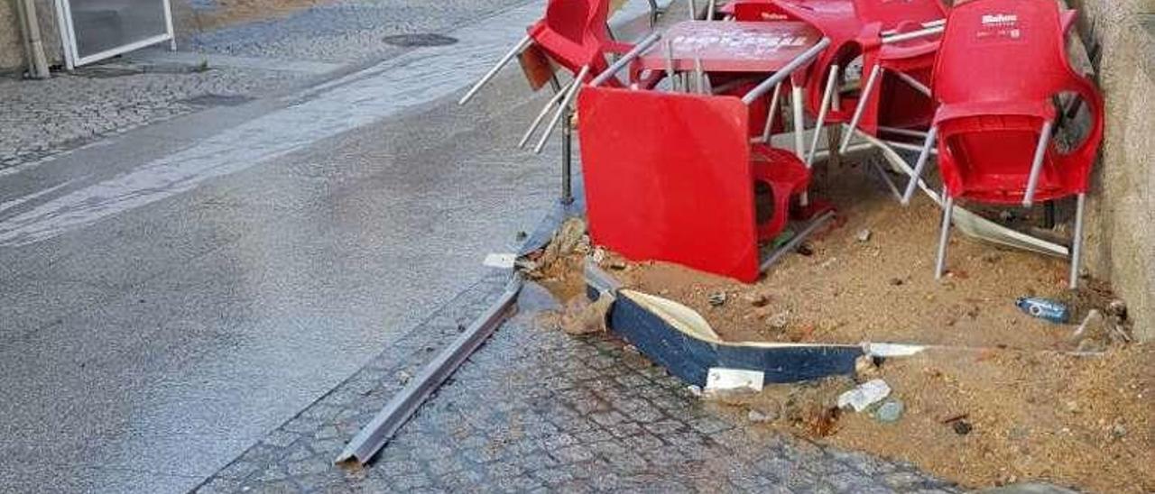 Destrozos causados por el agua al romper la tubería. // FdV