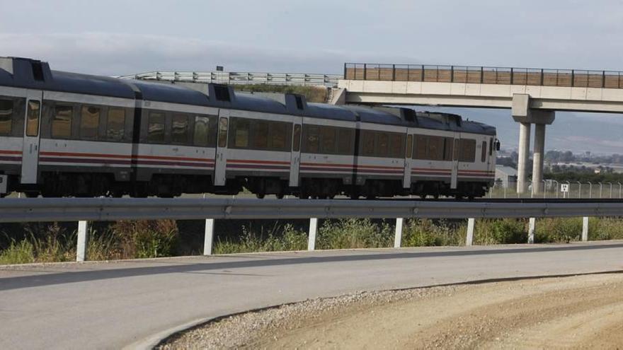 Un tren de cercanías de la línea entre Lorca y Murcia, que estará inactiva hasta el 23 de febrero.