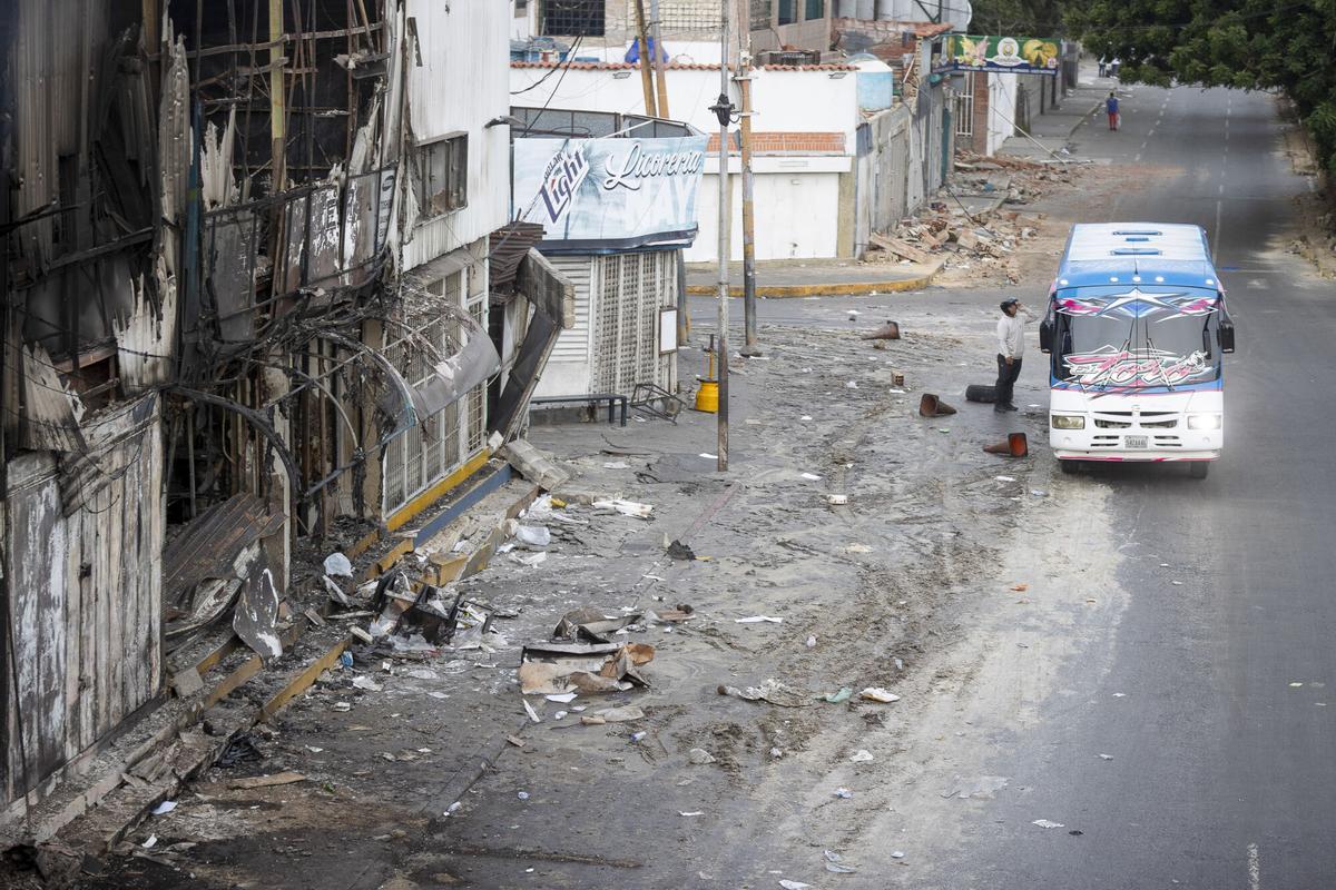 Detalle de un edificio derruido en Catia la Mar, Venezuela, mientras continúa la búsqueda entre los escombros de los edificios, este viernes. Recostados en colchones, sábanas, sillas, carpas y campamentos improvisados, cientos de personas duermen en el asfalto, jardineras, plazas y canchas en Catia La Mar, una de las ciudades más afectadas por los terremotos de magnitud 7,2 y 7,5 ocurridos el miércoles en Venezuela y que se han cobrado la vida de 235 personas. EFE/ Ronald Peña R