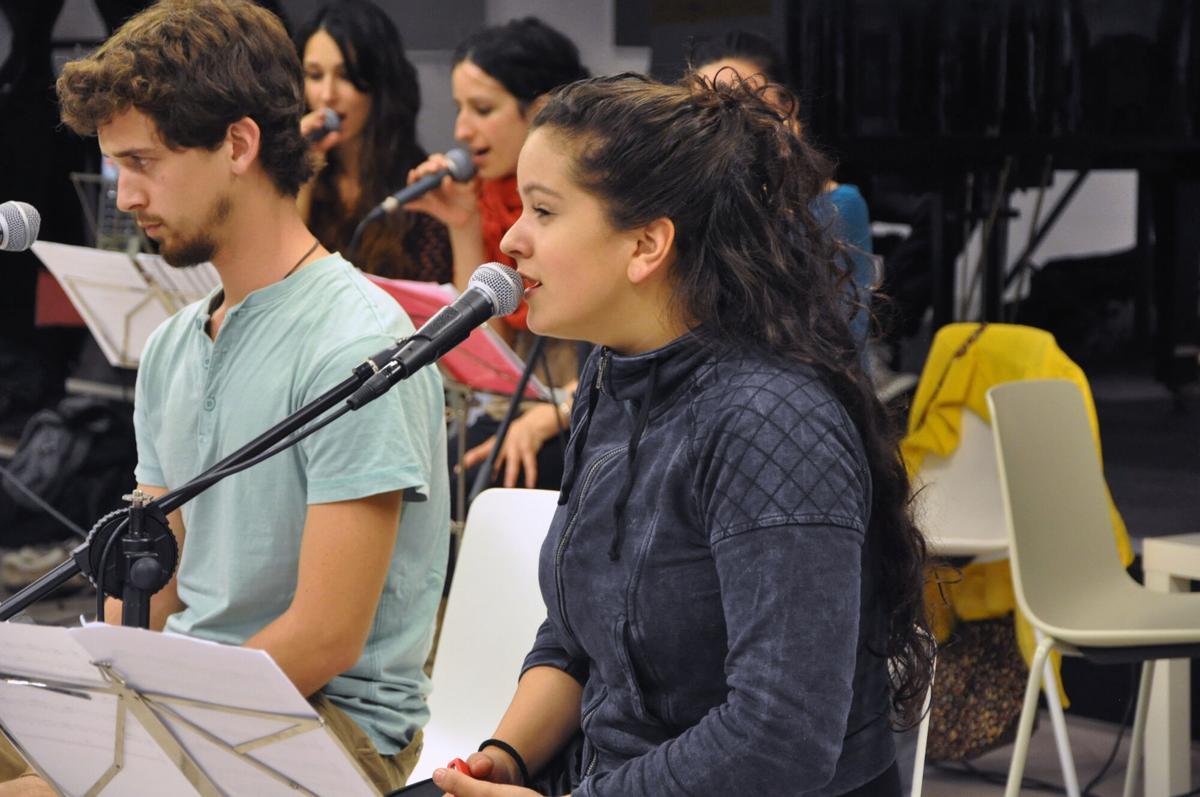 Rosalía en un ensayo de 'Nunca los daré por muertos', homenaje a Juan Gelman con el Big Ensemble del Taller de Músics celebrado en la antigua sala BARTS (ahora Paral·lel 62) el 23 de noviembre de 2013.