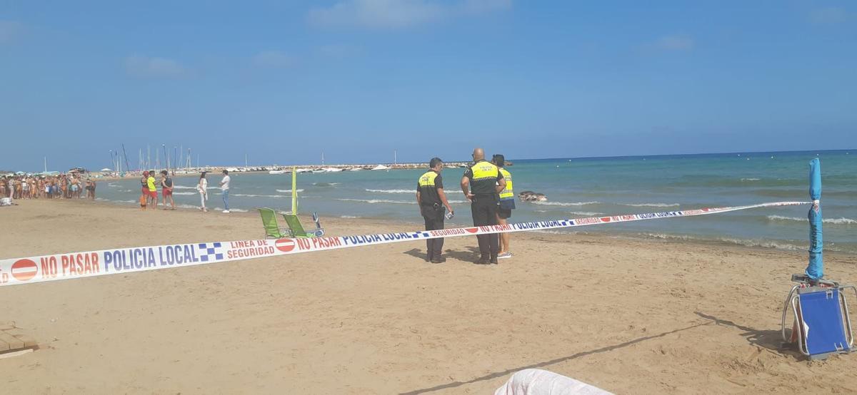 Los agentes han acordonado la zona por seguridad.