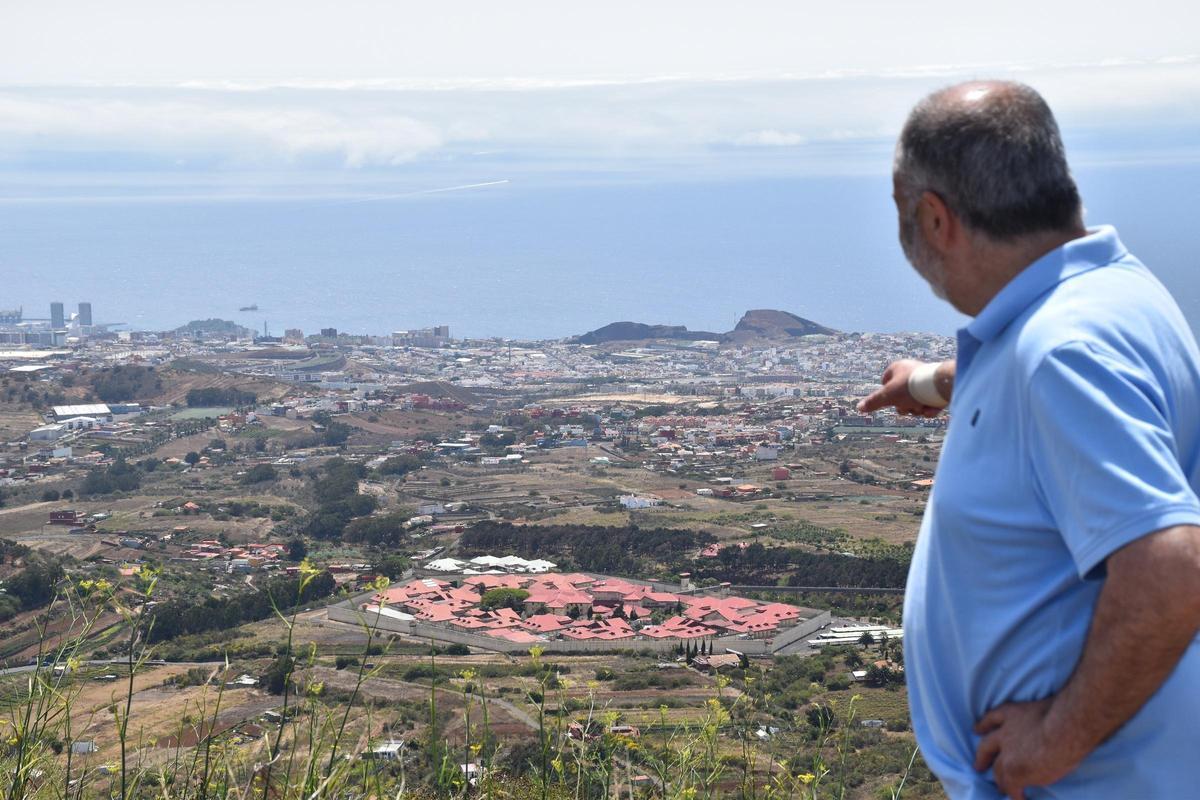 Escolástico Gil señala la prisión de Tenerife II desde Montaña Carbonero.