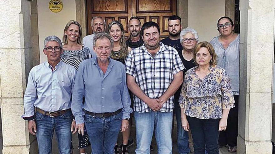 Los candidatos ayer tras firmar el acuerdo de gobernabilidad en la localidad &#039;llorencina&#039;.