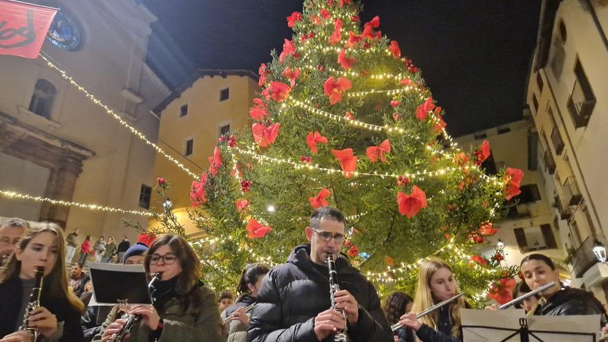 Berga arrenca la campanya de Nadal amb l’encesa dels dos avets i l’enllumenat de la ciutat