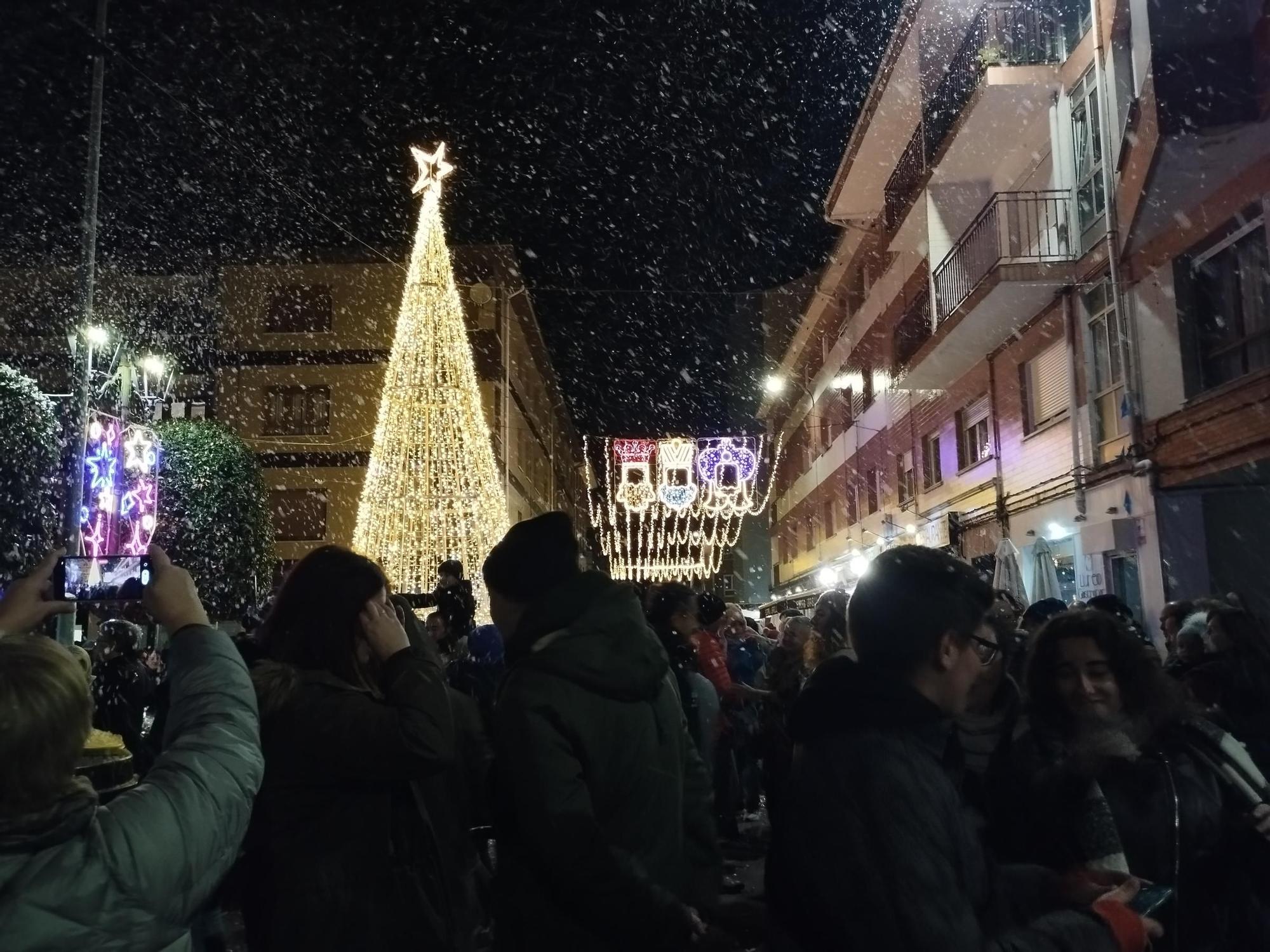 El divertido encendido del alumbrado navideño en Llanera, en imágenes