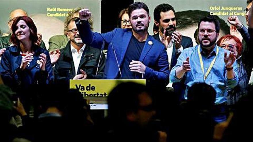 Rufián, entre dirigents dels republicans, celebra el triomf del seu partit a Catalunya