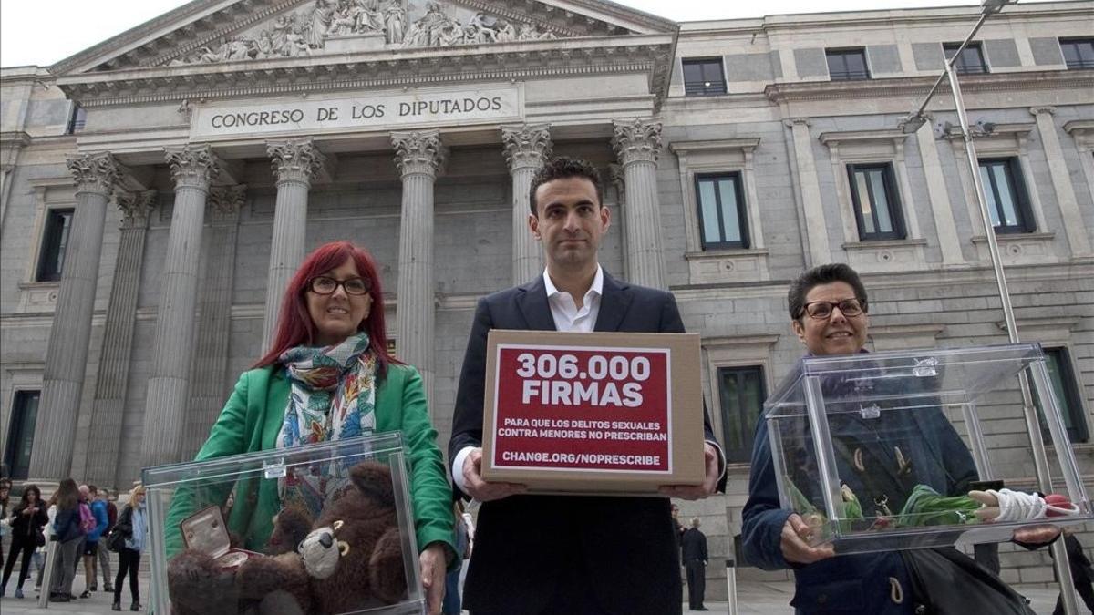 undefined33834766 madrid entrega de  firmas en  el congreso  de dipu160511205013