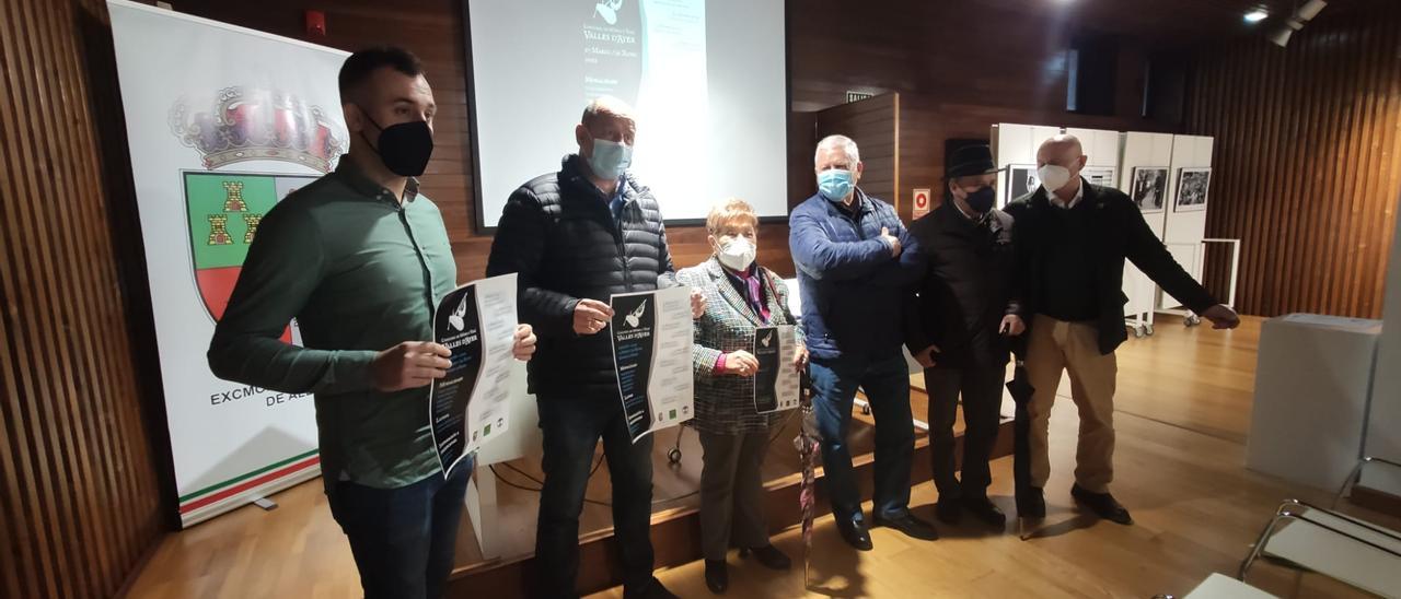 Foto de familia de la presentación del concurso de tonada allerano. | A. Velasco