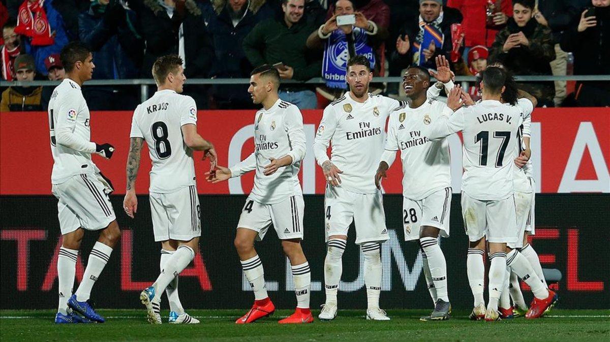 Los jugadores del Real Madrid hacen piña tras celebrar uno de los goles de Benzema.