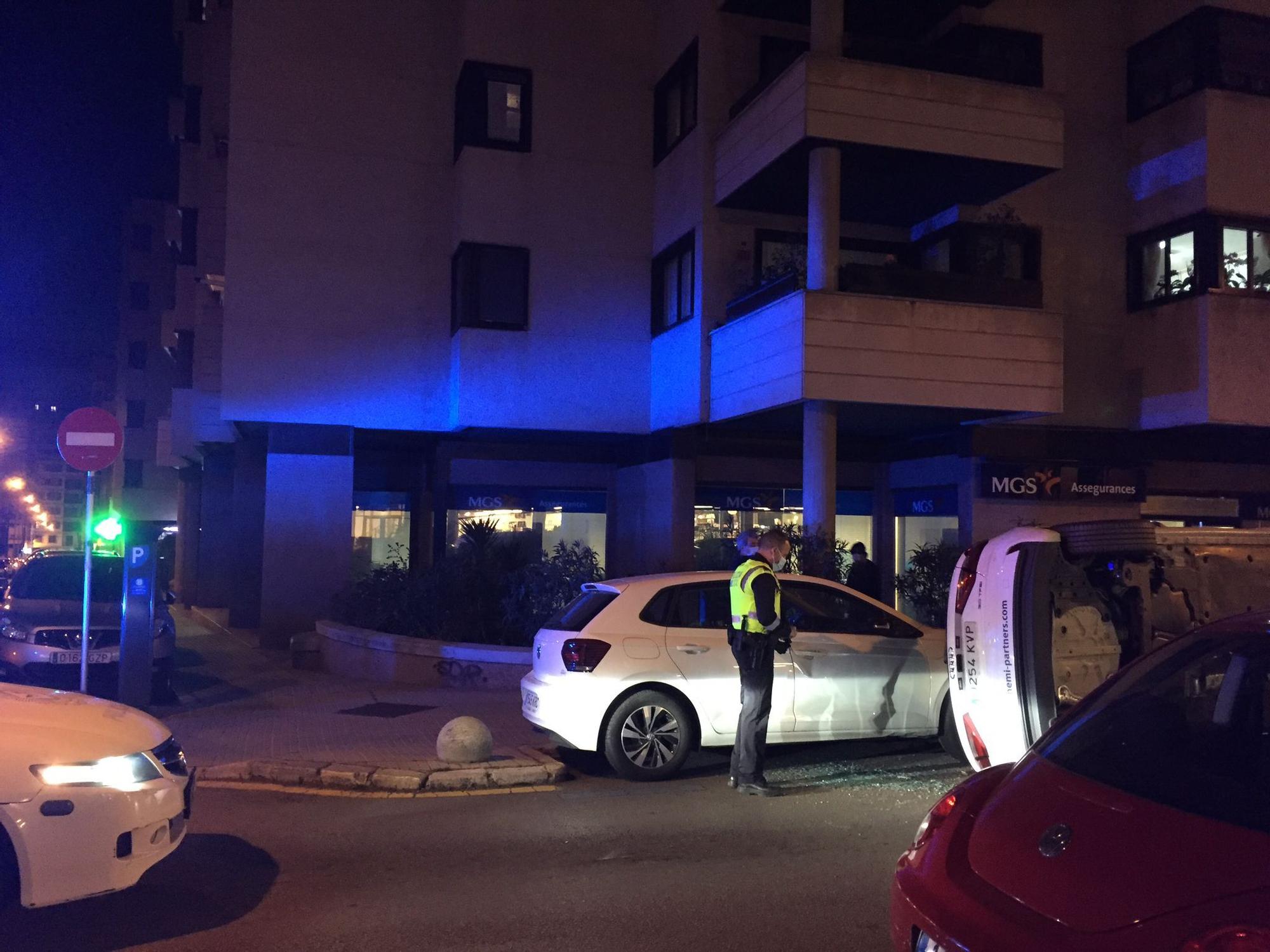 Aparatoso accidente de un coche en el centro de Palma