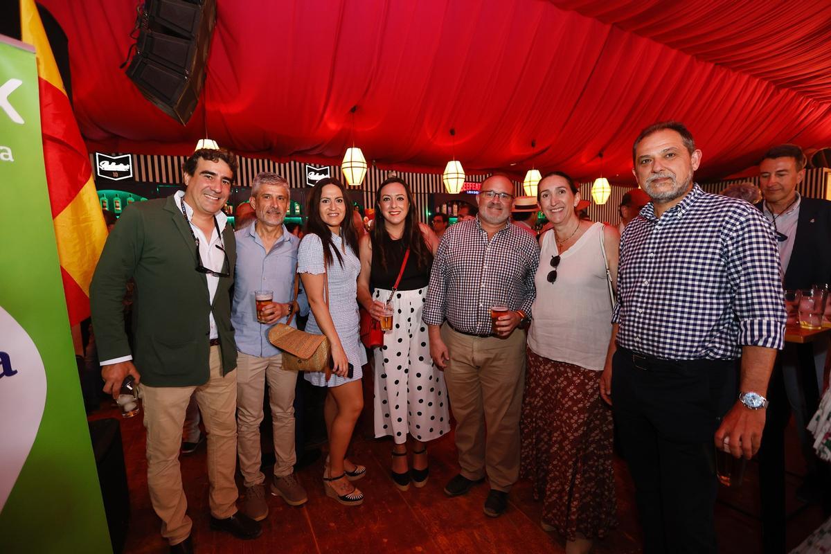 Dirigentes de Vox en su caseta de la Feria de Córdoba el pasado año.