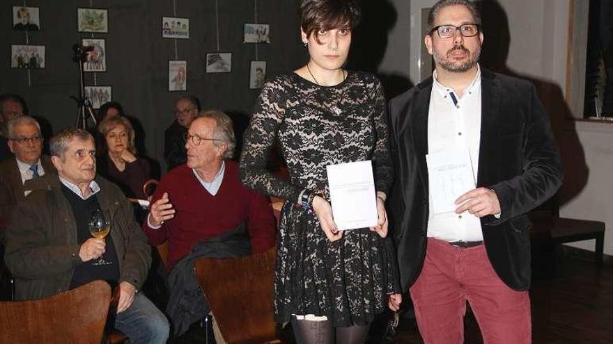 De pie, Clara Presas y Pablo Sánchez Ferro, los ganadores ex aequo del I Premio de Poesía &quot;El Cercano&quot;. // Iñaki Osorio