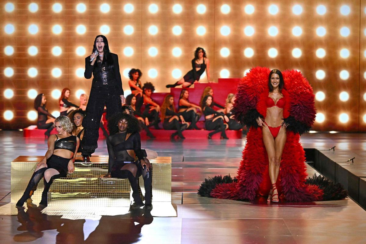 Cher, sobre el escenario, junto a Bella Hadid. Cher, sobre el escenario, junto a Bella Hadid.