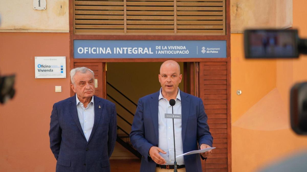 Fulgencio Coll, líder de Vox, y el regidor de Urbanismo, Óscar Fidalgo, cuando se inauguró la Oficina.