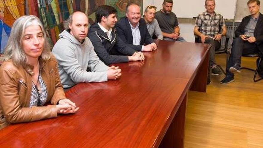 Integrantes de la Mesa de la Ría, ayer, en la Casa do Mar.