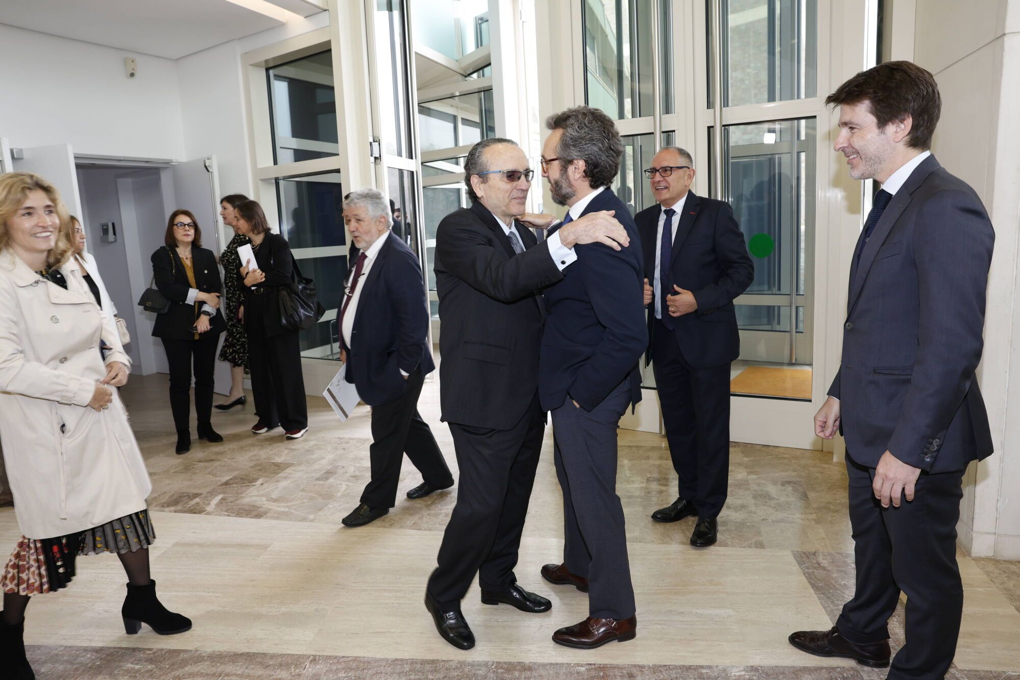 Javier y Aitor Moll se saludan.