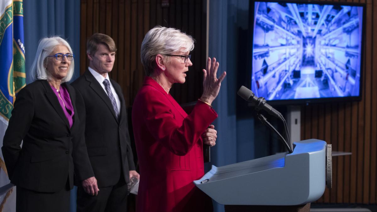 La secretaria de Energía de EEUU, Jennifer Granholm, durante la rueda de prensa en la que anunció el hallazgo sobre la fusión nuclear.