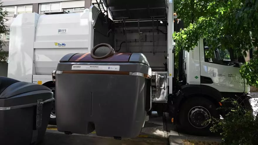 Pontevedra presenta un camión lavacontenedores: recoge cada recipiente y lo lava y cepilla con agua caliente