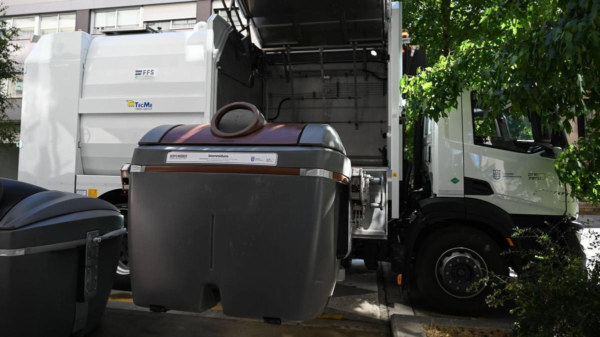 Pontevedra presenta un camión lavacontenedores: recoge cada recipiente y lo lava y cepilla con agua caliente.