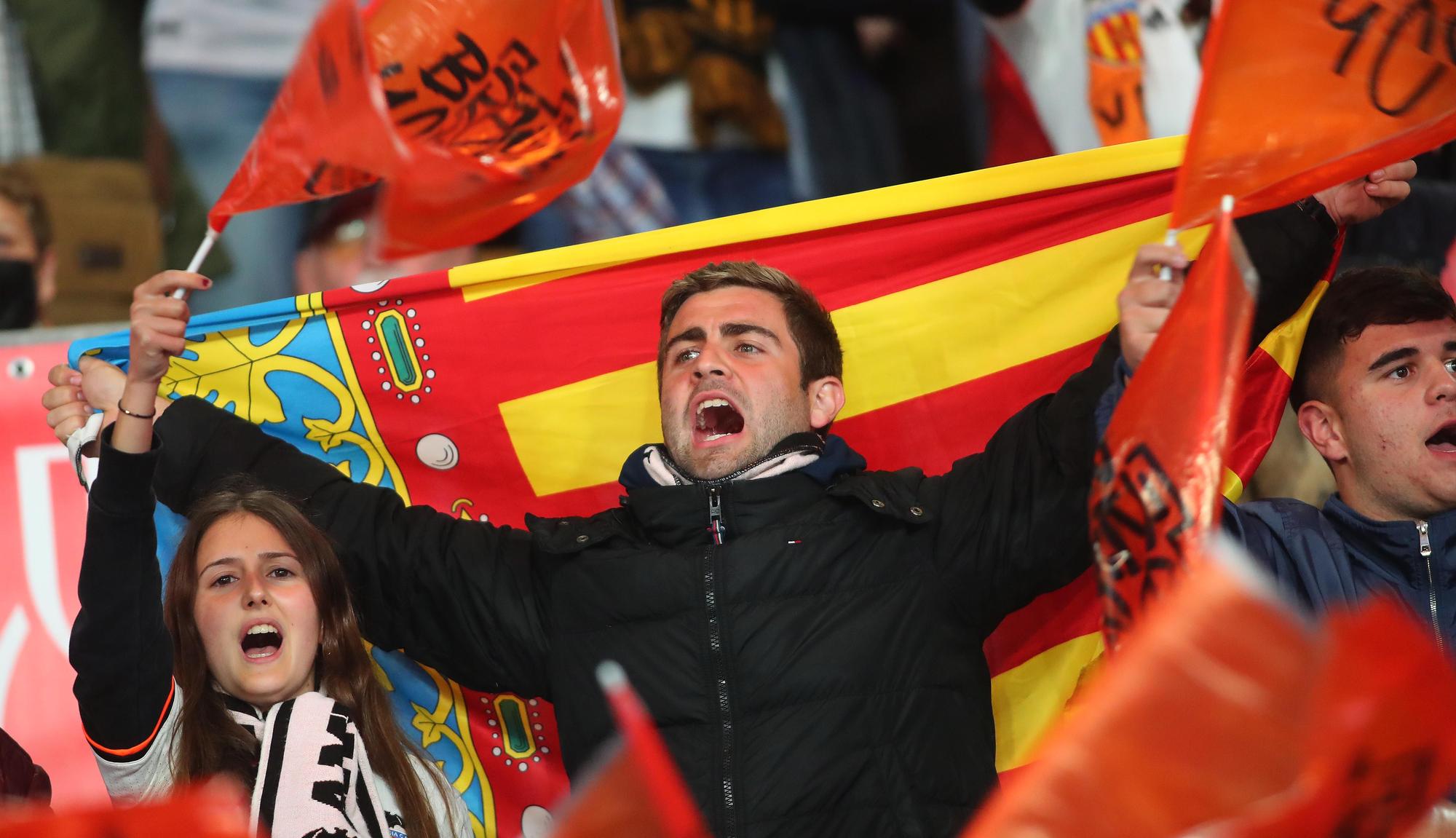 La afición valencianista llena de color el estadio de La cartuja