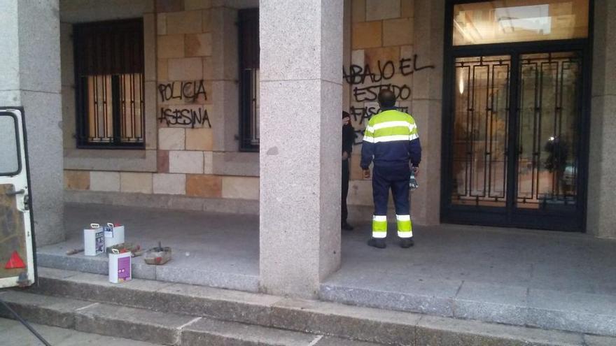 Pintadas en la fachada de la Subdelegación del Gobierno.