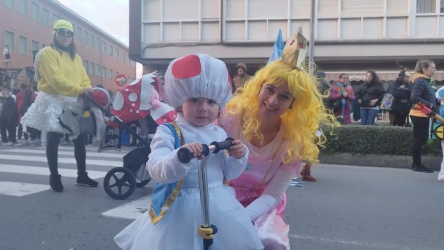 Disfraces y máscaras inundan Llanes en un divertido desfile de carnaval