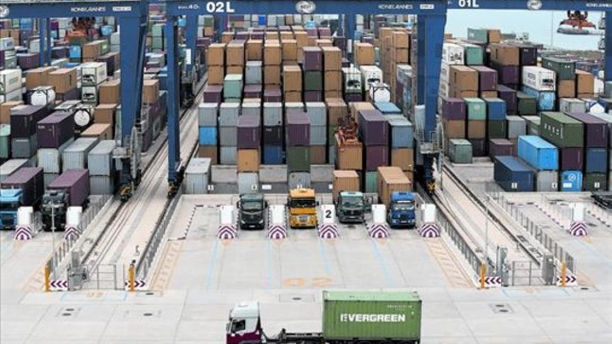 Varios camiones cargan en la terminal de contenedores semiautomática de Best, en el muelle Prat, ahora a punto de ser ampliada, este junio.