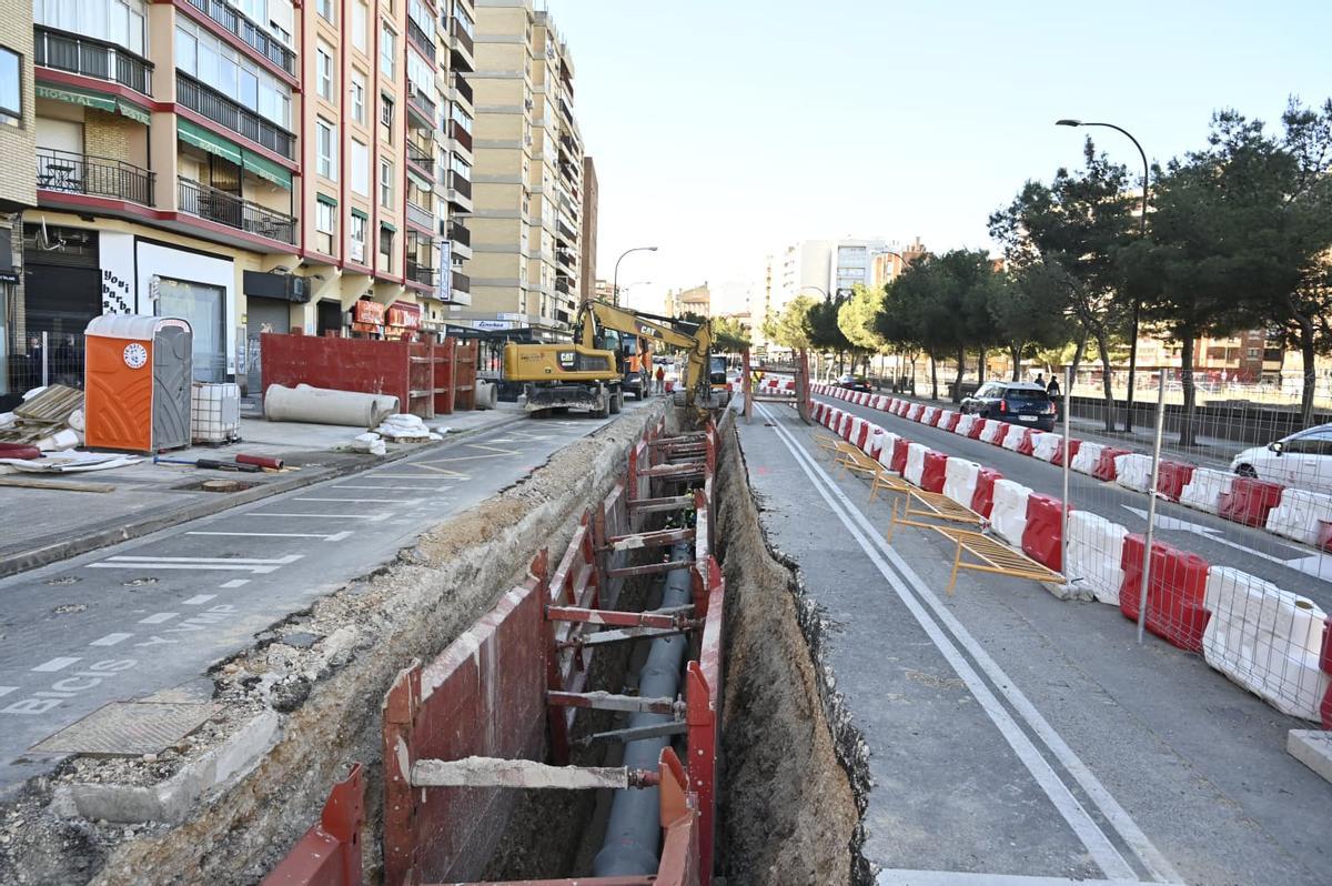 Afecciones en la avenida Anselmo Clavé por la zanja abierta en la calzada que ha eliminado carriles de circulación
