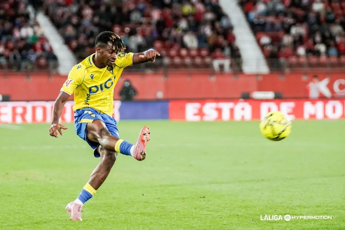 Efe Aghama ejecuta un centro durante un encuentro de esta temporada, con el Cádiz.