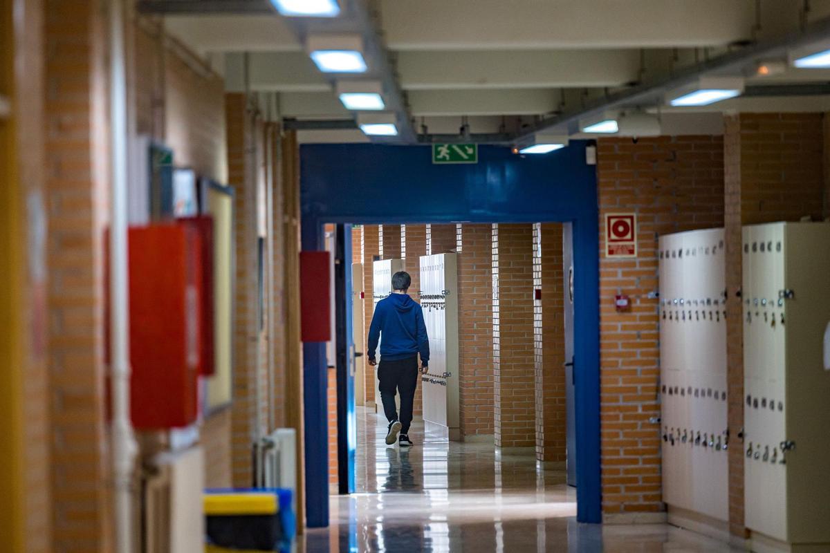 Un joven camina por los pasillos de un IES de Alicante.