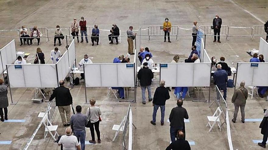 Cues per la vacunació al Palau Firal de Girona. | ANIOL RESCLOSA