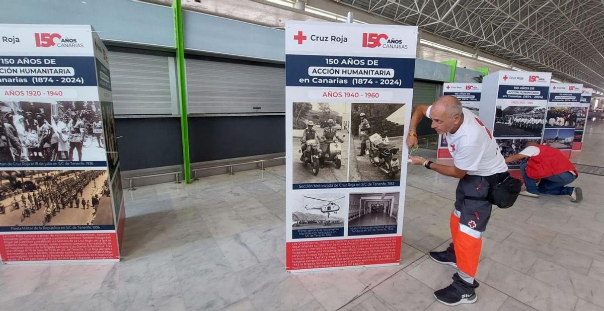 Miembros de Cruz Roja ultiman detalles de la exposición en el aeropuerto de Fuerteventura. | | LP/DLP