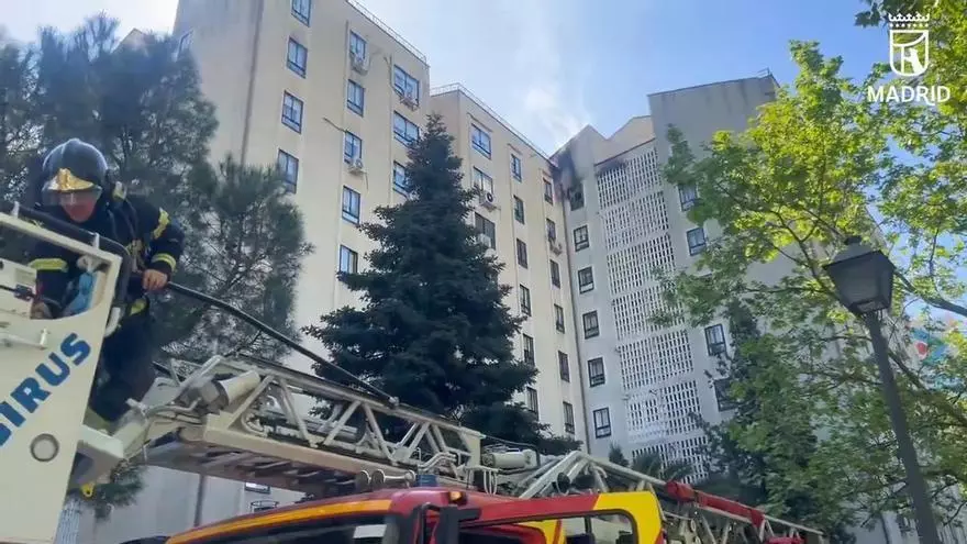 Una mujer intoxicada y dos gatos fallecidos en el incendio de un piso en Usera