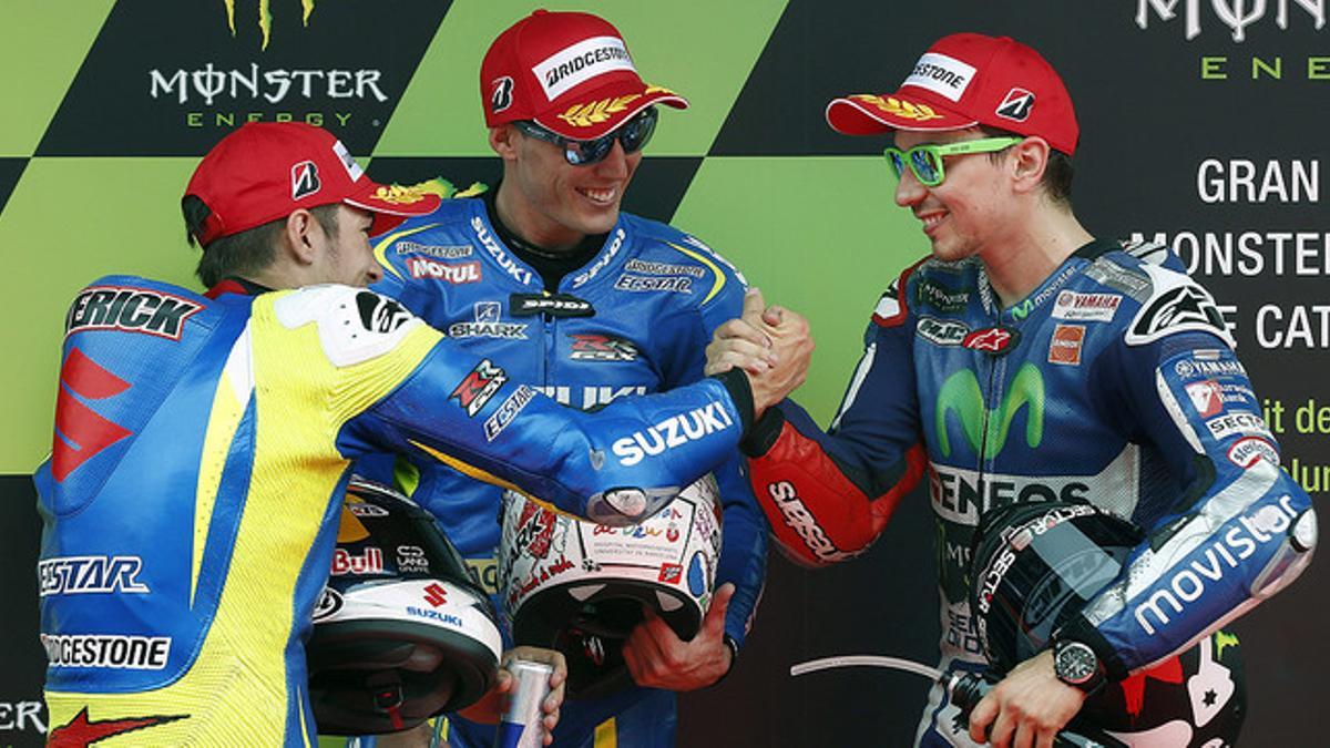 Aleix Espargaró (centro) celebra junto a su compañero de equipo Maverick Viñales (izquierda) y Jorge Lorenzo la 'pole' del GP de Catalunya