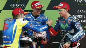 Aleix Espargaró (centre) celebra amb el seu company d’equip Maverick Viñales (esquerra) i Jorge Lorenzo la ’pole’ del GP de Catalunya.