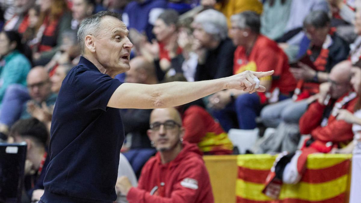 Roberto Íñiguez, durant el partit de diumenge contra el Perfumerías Avenida.