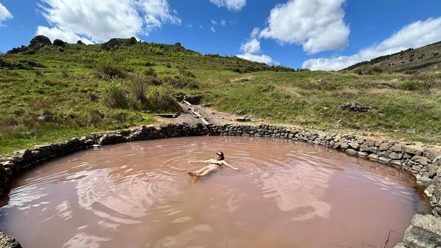 Vas a flipar con este pueblo: lo tiene todo, una poza de sal rosa y mucha historia