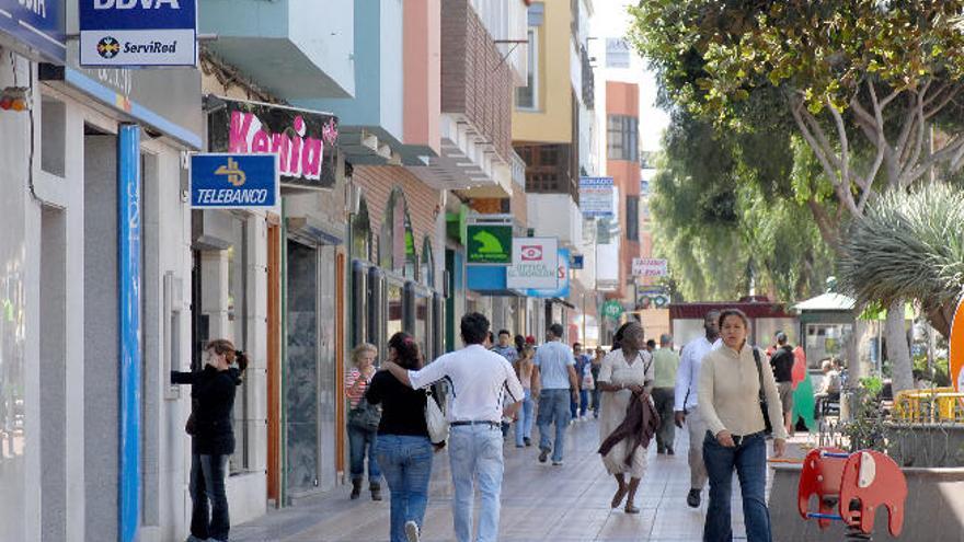 Zona comercial abierta en Vecindario.